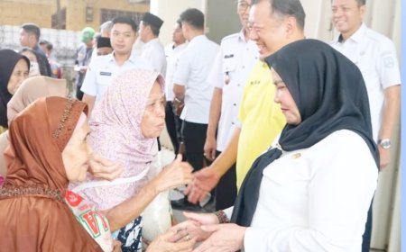 Wali Kota Eva Dwiana Hadiri Penyaluran Beras di Komunitas Han Yuan