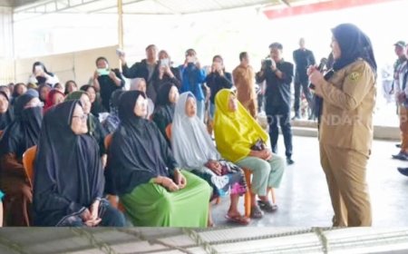 Pemkot Bandarlampung Salurkan Bantuan Beras di Teluk Betung Barat