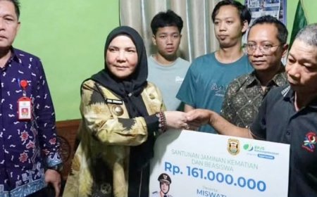 Wali Kota Bandarlampung Serahkan Santunan BPJS Ketenagakerjaan kepada Pekerja