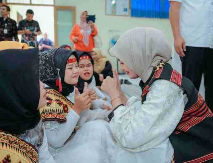 Wagub Jihan Serahkan Seratusan Paket Sembako kepada para Siswa Difabel SLBN PKK Provinsi Lampung