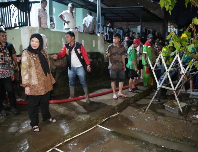 Walikota Eva Dwiana Beri Bantuan Korban Terdampak Banjir di Bandarlampung