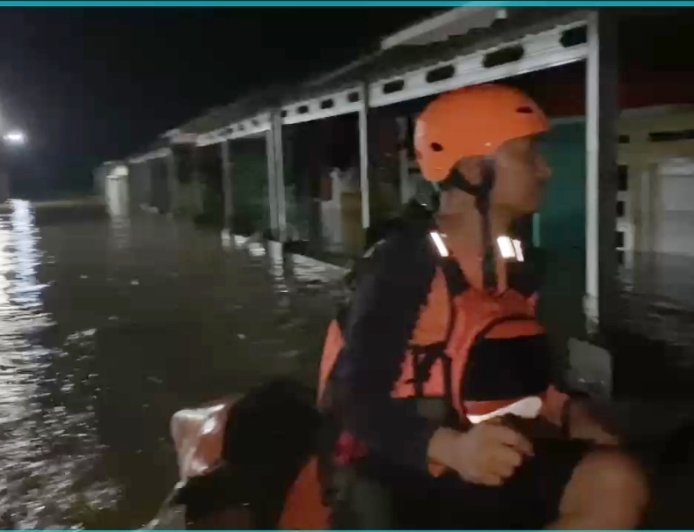 Basarnas Evakuasi 20 Warga Terdampak Banjir di Jatiagung Lampung Selatan