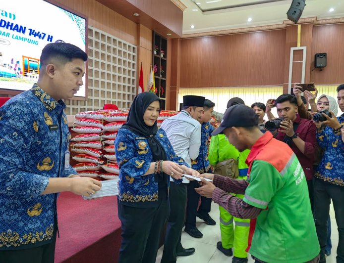 Pemkot Bandarlampung dan Baznas Serahkan Bingkisan kepada 430 P3K Paro Waktu DLH