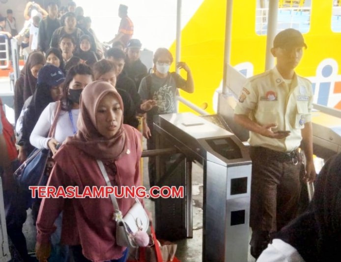 H-3 Lebaran, Pemudik Pejalan Kaki dari Pulau Jawa Membeludak di Pelabuhan Bakauheni