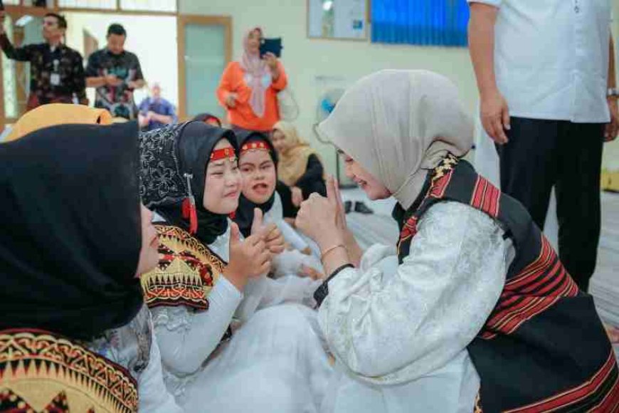 Wagub Jihan Serahkan Seratusan Paket Sembako kepada para Siswa Difabel SLBN PKK Provinsi Lampung