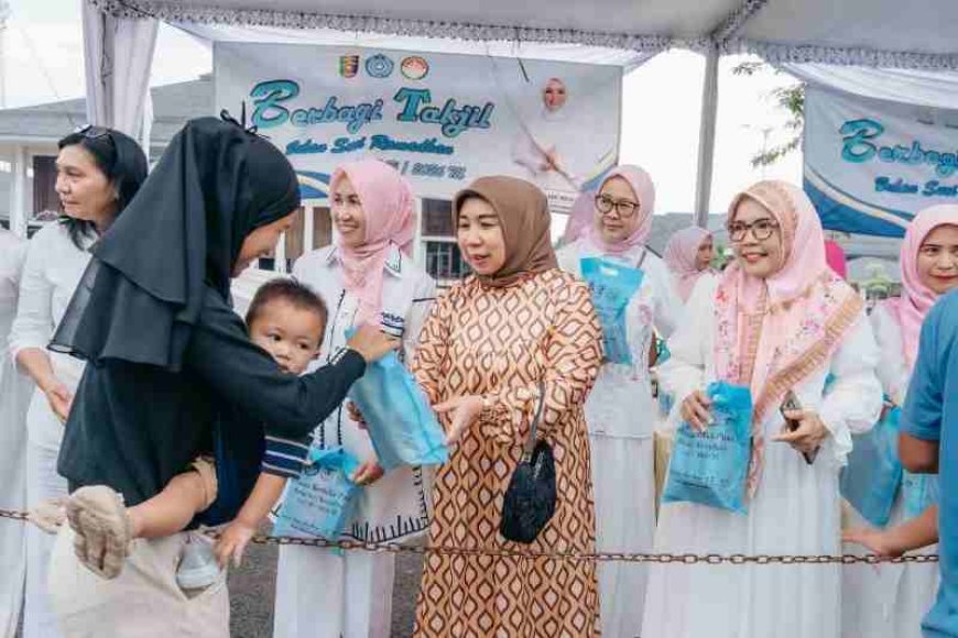 TP PKK, DWP, dan OPD Lampung Bagikan 300 Paket Takjil Ramadan