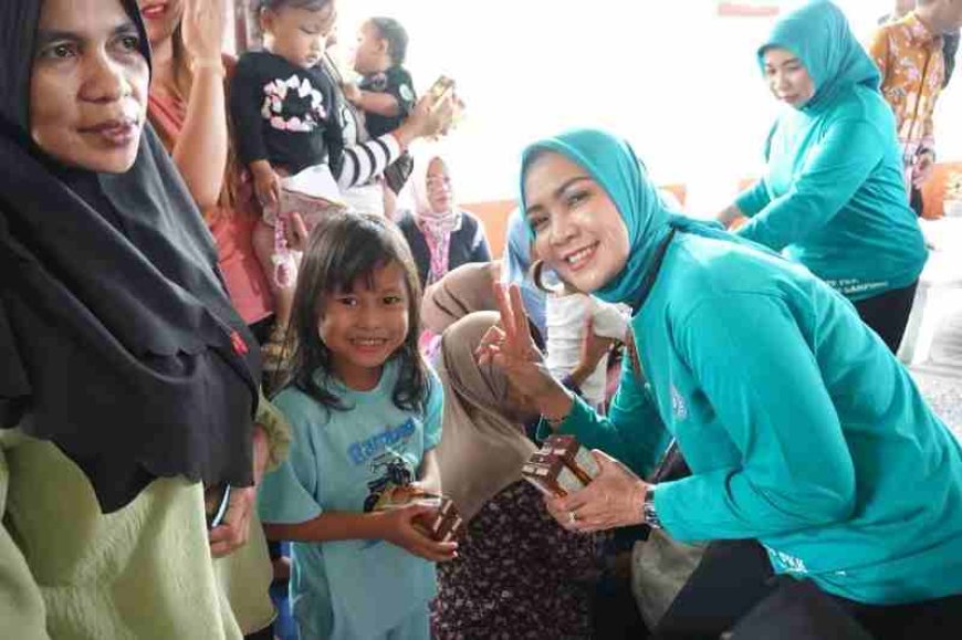 TP PKK Provinsi Lampung Salurkan Bantuan Sosial dan Dukungan Gizi Anak