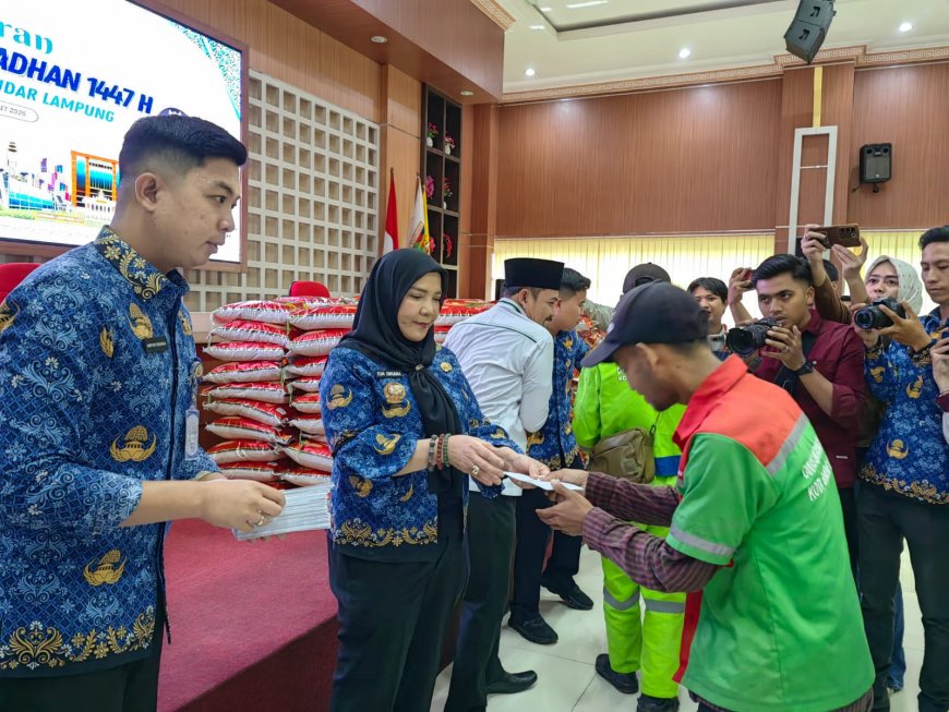 Pemkot Bandarlampung dan Baznas Serahkan Bingkisan kepada 430 P3K Paro Waktu DLH