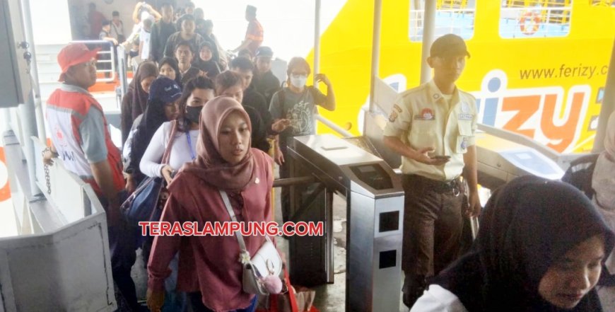 H-3 Lebaran, Pemudik Pejalan Kaki dari Pulau Jawa Membeludak di Pelabuhan Bakauheni