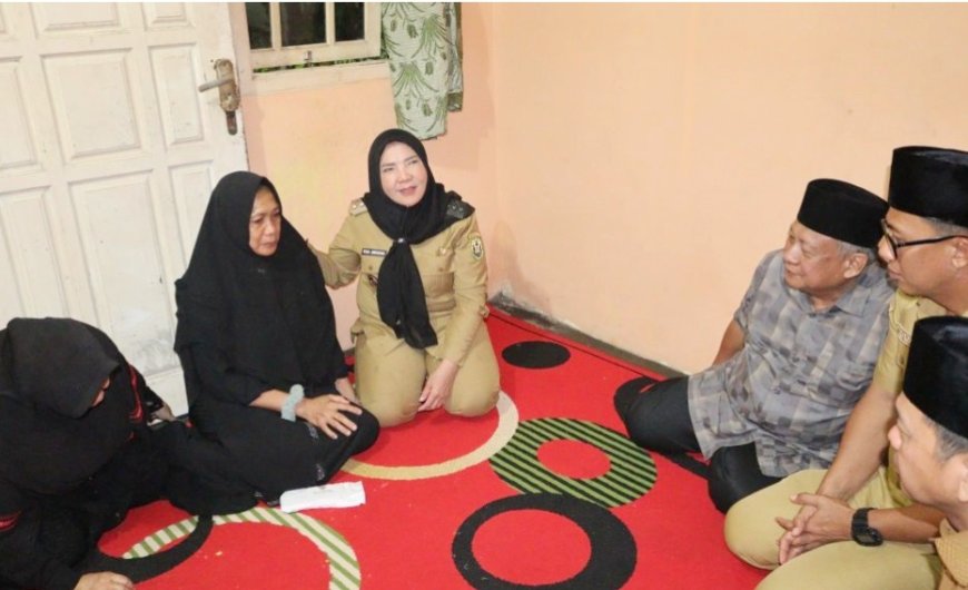 Kunjungi Keluarga Korban Meninggal Banjir di Sungai Balok, Ini Pesan Walikota Eva Dwiana