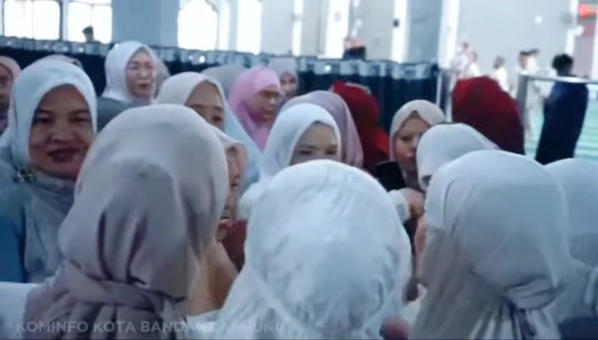 Wali Kota Eva Diana Shalat Ied di Masjid Al Furqon