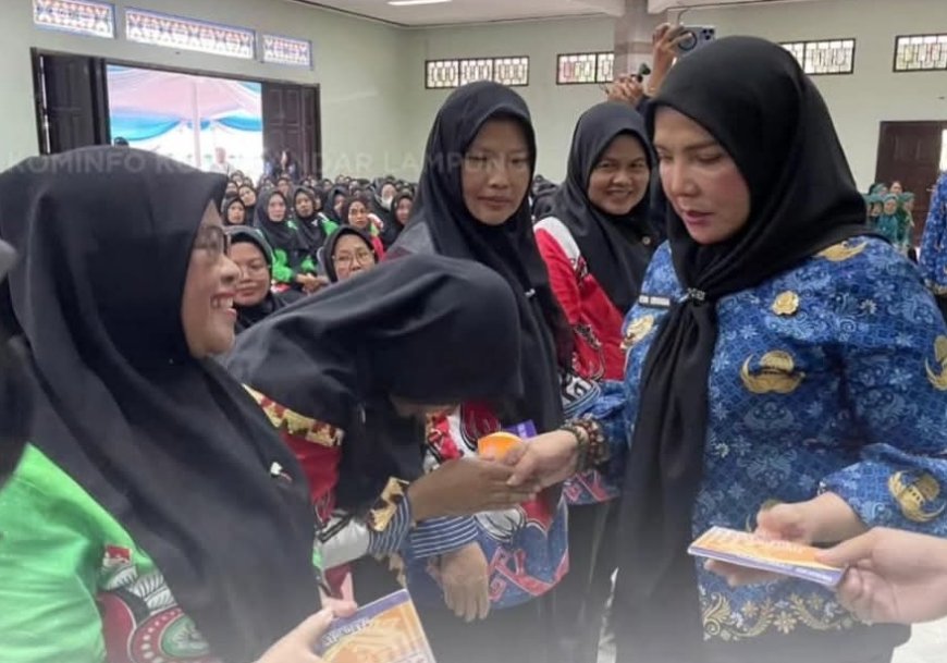 Pemkot Bandar Lampung Salurkan Insentif Kader Posyandu dan Program Keluarga