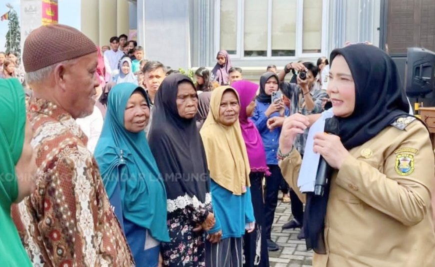 Wali Kota Eva Dwiana Salurkan Sembako dalam Bakti Sosial di Vihara Buddha Bhaisajyaguru