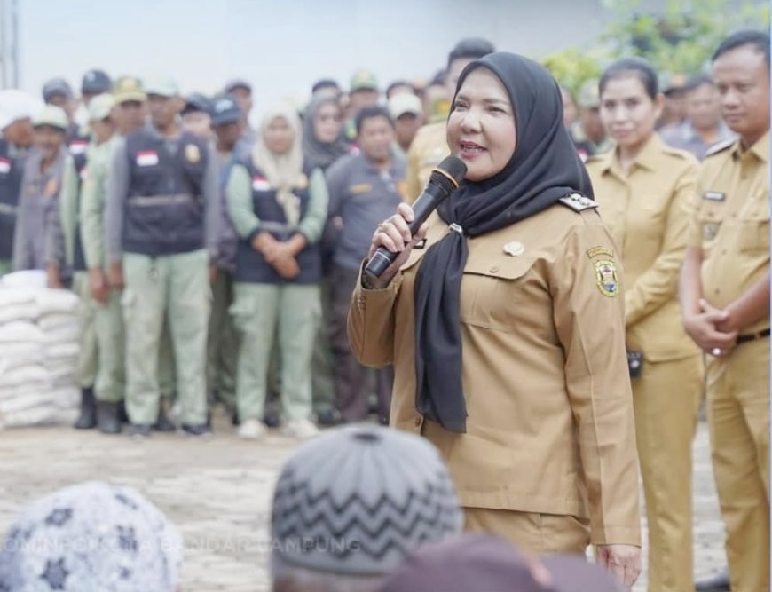 Pemkot Bandarlampung Salurkan Bantuan Beras untuk Warga Teluk Betung Selatan