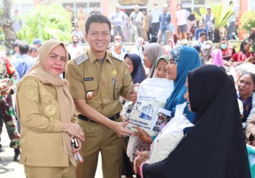 Pemkot Bandarlampung Salurkan Bantuan Beras di Tanjungkarang Barat 
