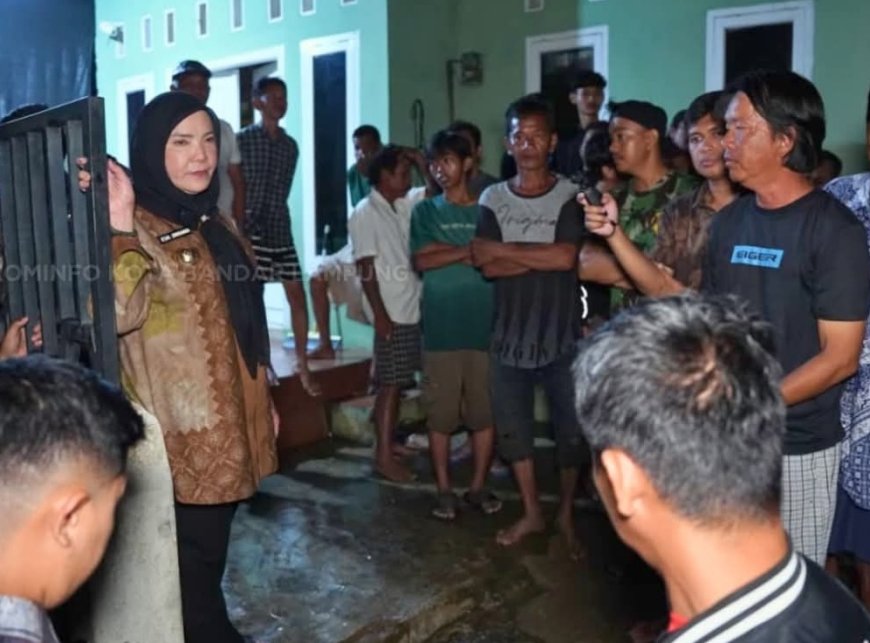 Wali Kota Eva Dwiana Tinjau Banjir di Way Halim, Salurkan Bantuan untuk Warga Terdampak