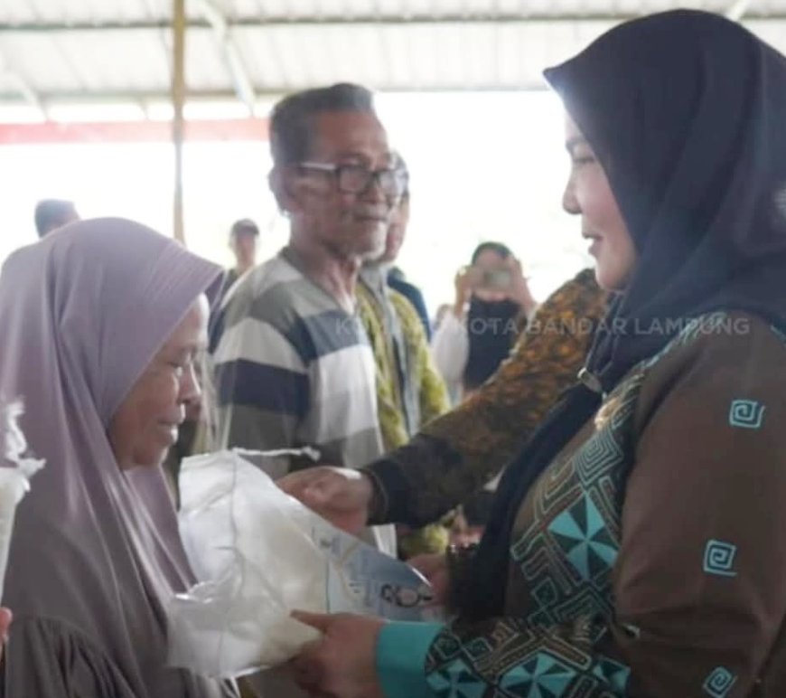 Pemkot Bandarlampung Salurkan Bantuan Beras Ramadan di Teluk Betung Barat