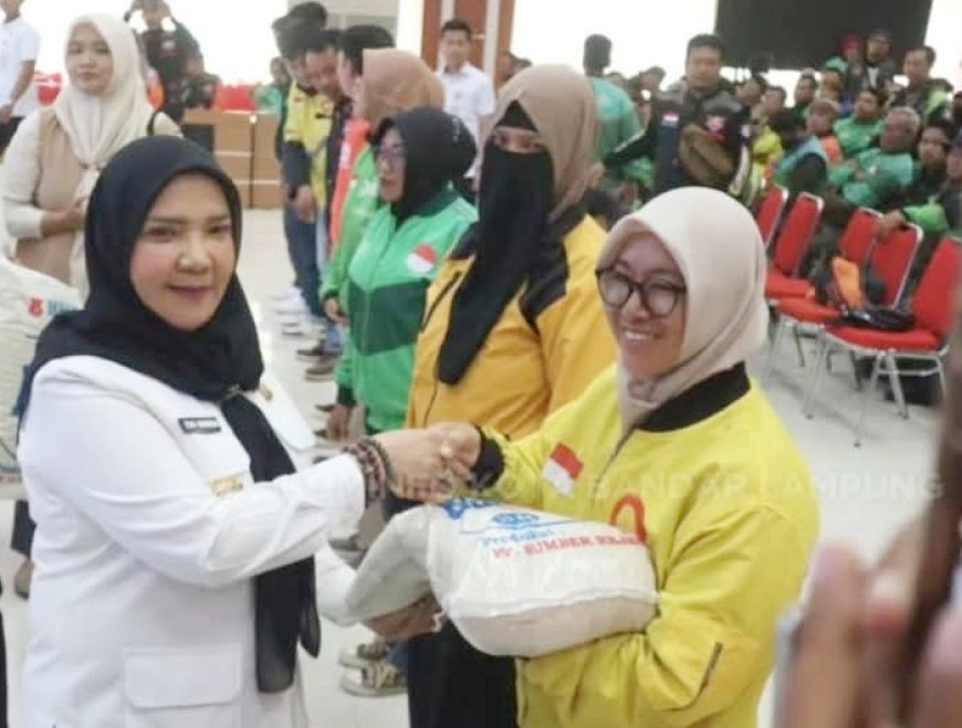 Pemkot Bandarlampung Bagikan Bantuan Beras untuk Pengemudi Ojol saat Ramadan