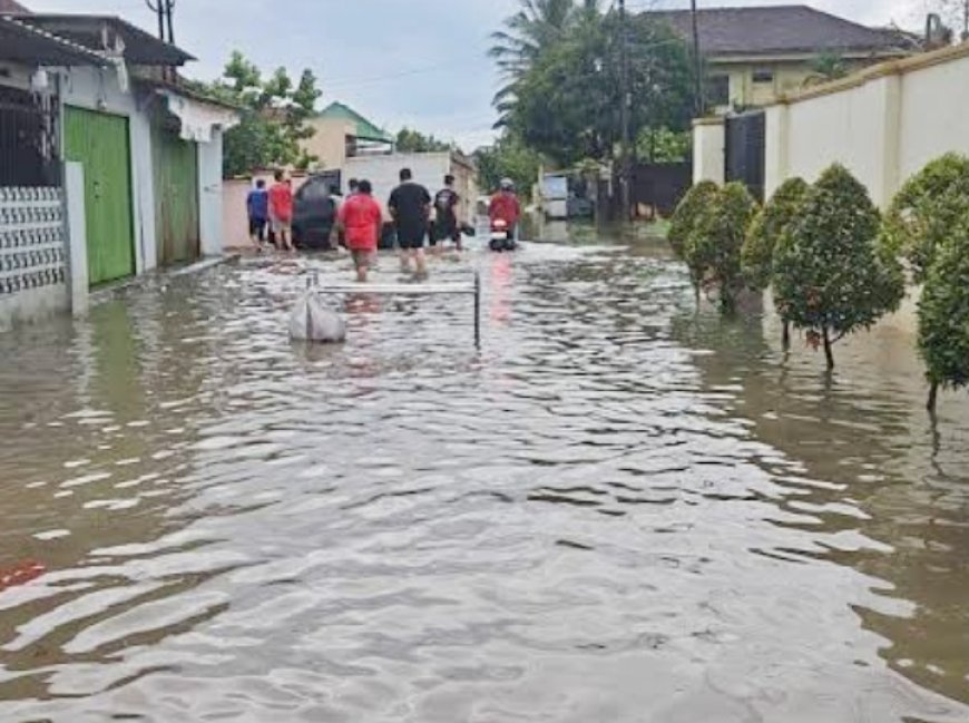 Hujan Deras Picu Banjir di Way Halim Permai