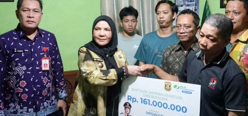 Wali Kota Bandarlampung Serahkan Santunan BPJS Ketenagakerjaan kepada Pekerja