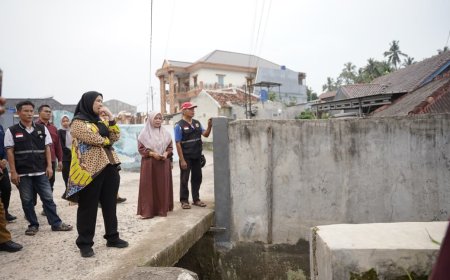 Antisipasi Banjir, Wali Kota Eva Dwiana Tinjau Drainase di Kedaton