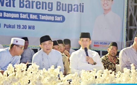 Bupati Lampung Selatan Beri Hadiah Umrah untuk Dua Jemaah Sholawat