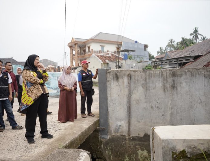 Antisipasi Banjir, Wali Kota Eva Dwiana Tinjau Drainase di Kedaton