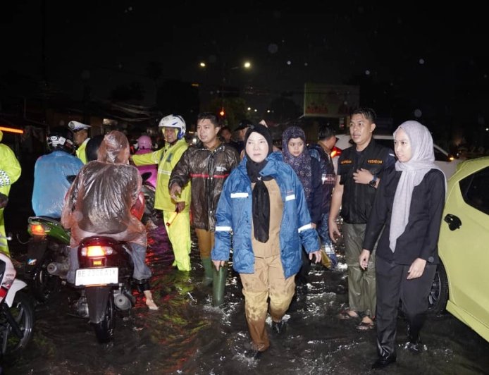 Wali Kota Eva Dwiana Tinjau Banjir yang Rendam Sejumlah Wilayah Bandarlampung