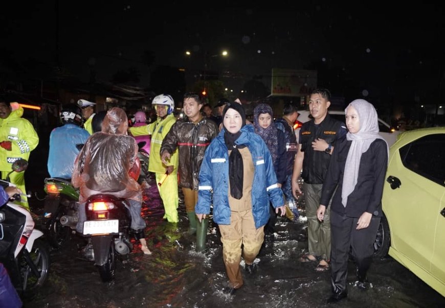 Wali Kota Eva Dwiana Tinjau Banjir yang Rendam Sejumlah Wilayah Bandarlampung