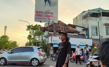 Digie Sigit Ngeblok Baliho di Bekas Bioskop Permata untuk Kampanye Anti-Bullying