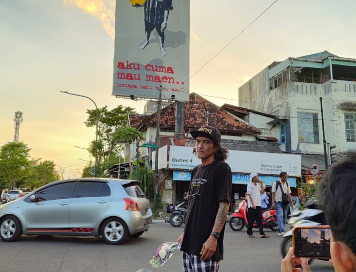 Digie Sigit Ngeblok Baliho di Bekas Bioskop Permata untuk Kampanye Anti-Bullying