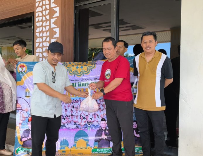 IJP Lampung Bagikan 120 Paket Daging Kurban untuk Anggota dan Warga