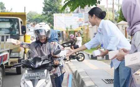 Bank Lampung Bagikan Takjil Serentak di Seluruh Kantor Operasional
