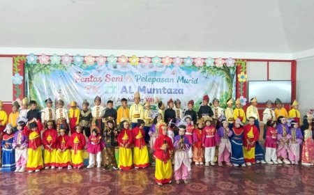 Pelepasan Siswa TK IT Al Mumtaza Kalianda Diwarnai Pentas Seni dan Momen Haru