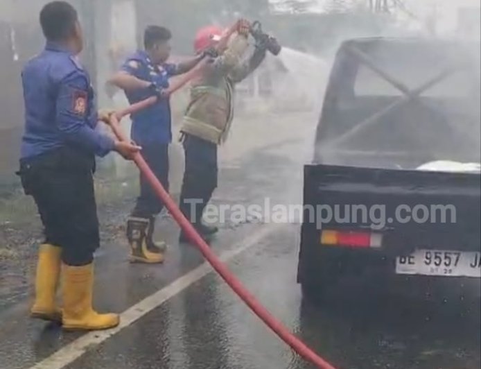 Antre BBM, Satu Mobil Pikap Hangus Dilalap Si Jago Merah di Jalan ARPN-Lampung Utara