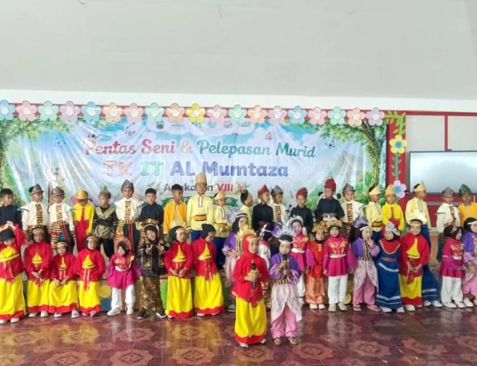 Pelepasan Siswa TK IT Al Mumtaza Kalianda Diwarnai Pentas Seni dan Momen Haru
