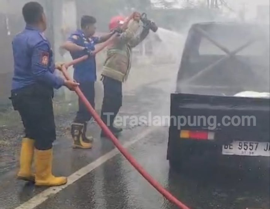 Antre BBM, Satu Mobil Pikap Hangus Dilalap Si Jago Merah di Jalan ARPN-Lampung Utara