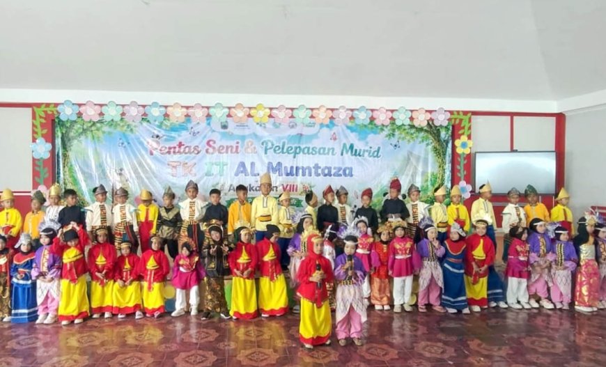Pelepasan Siswa TK IT Al Mumtaza Kalianda Diwarnai Pentas Seni dan Momen Haru