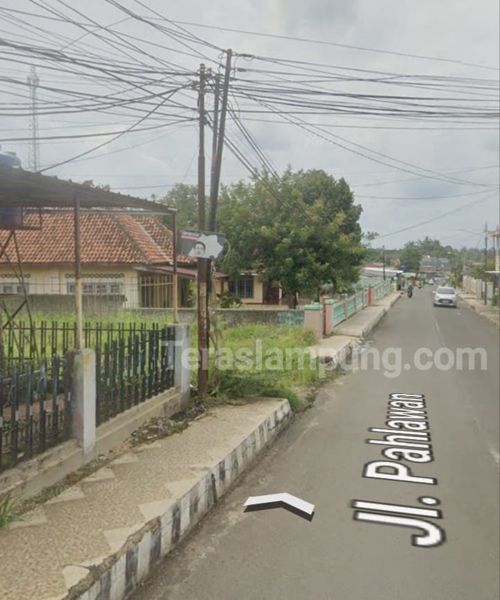 Kabel Semrawut Menggantung di Depan Kantor Bupati, Pemkab Lampung Utara Belum Bertindak