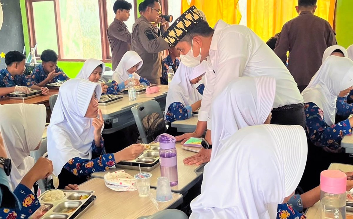 Bupati Lampung Selatan dan Kajati Lampung Tinjau Program Makan Bergizi Gratis di Natar