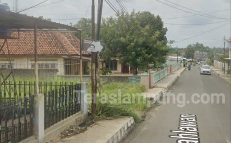 Kabel Semrawut Menggantung di Depan Kantor Bupati, Pemkab Lampung Utara Belum Bertindak