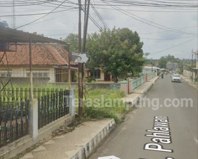 Kabel Semrawut Menggantung di Depan Kantor Bupati, Pemkab Lampung Utara Belum Bertindak