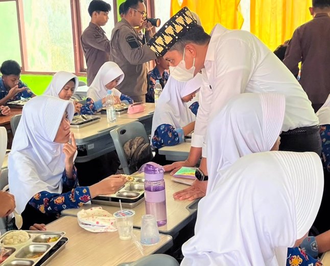 Bupati Lampung Selatan dan Kajati Lampung Tinjau Program Makan Bergizi Gratis di Natar