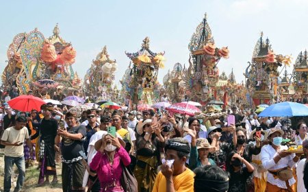 Ngaben Massal Balinuraga Tarik Puluhan Ribu Pengunjung, Turis Italia Ikut Menyaksikan