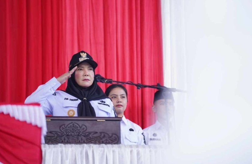 Pemkot Bandar Lampung Gelar Upacara HUT RI, Eva Dwiana Bagikan Alat Kesehatan ke Warga