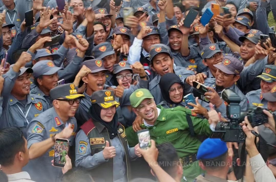 Wali Kota Eva Dwiana Dampingi Kemah Bakti Satya Linmas di Bandarlampung