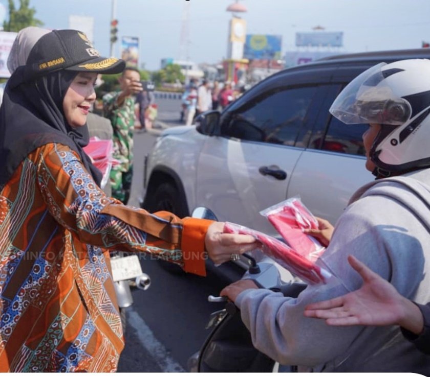 Wali Kota Eva Dwiana Bagikan Bendera Merah Putih 
