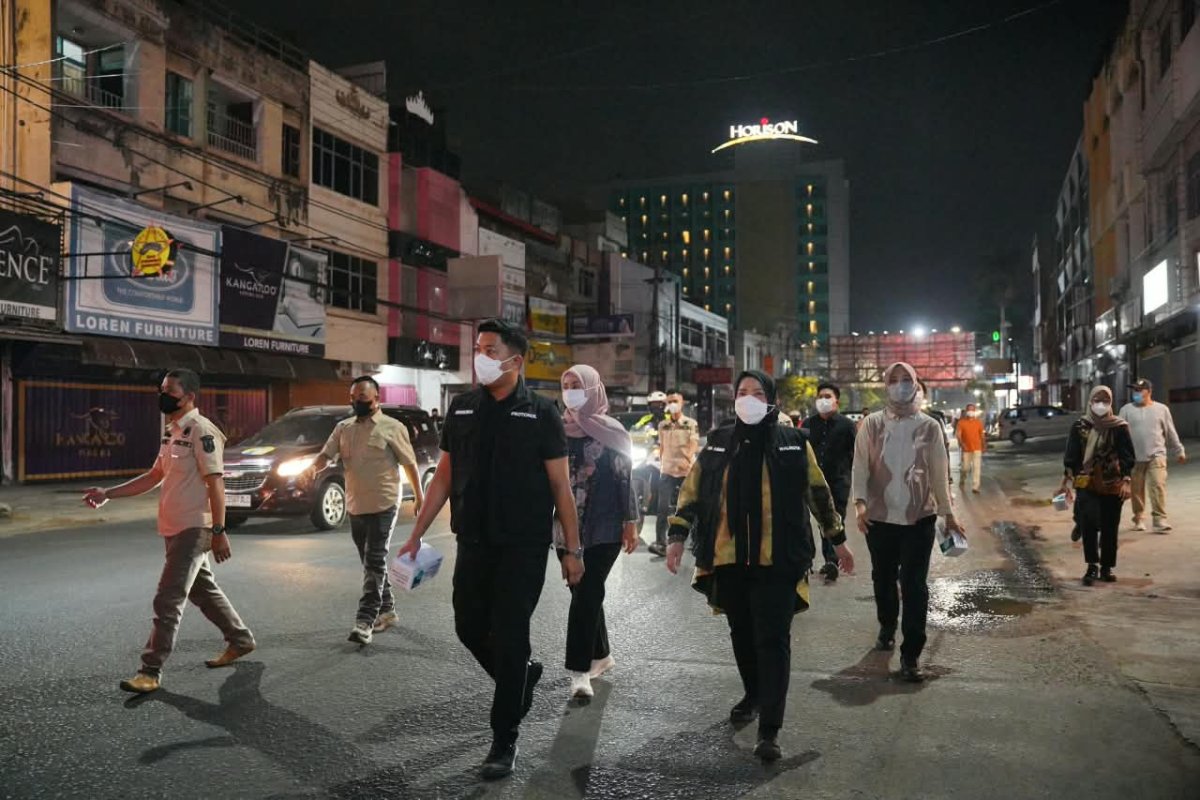 Kota Eva Dwiana Bagikan Masker kepada Pengguna Jalan, Warga Bandarlampung Diminta Waspadai Abu Vulkanik