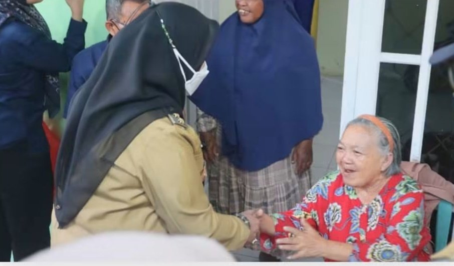 Eva Dwiana Serahkan Bantuan Alat Kesehatan kepada Warga Telukbetung Barat