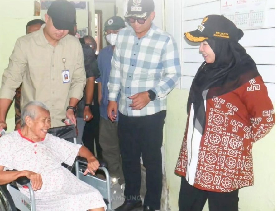 Wali Kota Bandarlampung Eva Serahkan Bantuan Alkes  untuk Warga Tiga Kecamatan